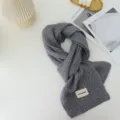 Echarpe en tricot gris douillette pour femmes, chauffe-cou chaud d'hiver avec patch tendance. - Gris
