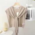 Detailaufnahme des beigen Strick-Schal-Capes, elegantes Vorn-Bind-Design, weicher Stoff. - Khaki