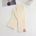 Beige einfarbige Wollstrick-Touchscreen-Handschuhe mit Logo-Patch für kalten Winter. - Einheitsgröße / Weiß