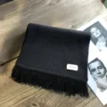 Klassischer schwarzer Winterschal mit Fransen für Damen, warmer und gemütlicher Alltagsbegleiter. - 160 cm x 25 cm / Schwarz