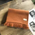 Oranger geflochtener Winterschal mit Fransen und Etikett, gemütliches Kaltwetter-Accessoire. - 160 cm x 25 cm / Orange