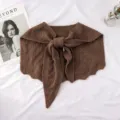 Chal de cuello falso tejido marrón calado con un elegante diseño de nudo frontal. - Marrón / Talla única