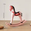 Hölzernes Schaukelpferd Ornament, minimalistische rosa Heimdekoration, Tischdeko Geschenk. - Rosa Emaille