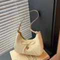 Modische gelbe Schultertasche für Damen mit Schleife und Herzanhänger im Hobo-Design. - Gelb