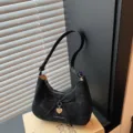 Schwarze Samt Umhängetasche für Damen, schicke Halbmond Handtasche mit Schleife und Herzanhänger. - Schwarz