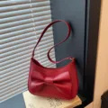 Elegante rote Schultertasche für Damen mit schicker Schleife. Perfekte modische Damentasche. - Rot