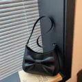 Elegante schwarze Achsel-Umhängetasche mit modischem Schleifendesign für Damenalltag. - Schwarz