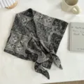 Schwarz-weißer Paisley-Muster Dreiecksschal Taillenwickelrock modisches Lagenaccessoire. - Schwarz-weißes Karo-Paisleymuster / 140*70cm