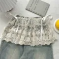 Mooie witte kanten rokverlenging gelaagd over blauwe jeans, schattige nep tweedelig stijl. - Eén maat / Bottoms / Beige