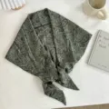 Detailaufnahme des olivgrünen Paisley Dreiecksfoulard Rockwickels, stilvolles Schichtaccessoire. - Grünes Paisleymuster / 140*70cm