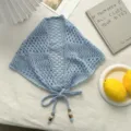Pañuelo triangular de punto calado azul claro con tiras de atar y cuentas para capas con estilo. - Azul