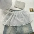 Detailweergave van witte kanten mesh gelaagde rok overlay in Koreaanse stijl met strik. - Eén maat / Bottoms / Wit