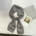 Detailaufnahme eines grauen Schals mit Blumenmuster, retro Ästhetik, vielseitiges Accessoire. - Grau / 120*11cm