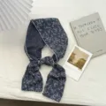 Detailaufnahme eines vintage dunkelblauen schmalen Schals mit Blumenmuster und Bogenkante. - Marineblau / 120*11cm