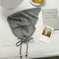 Pañuelo triangular de punto calado gris con cordones de cuentas, accesorio de moda elegante. - Talla única / Gris
