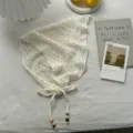 Detalle de pañuelo triangular de punto calado blanco, diseño con borlas y tela suave transpirable. - Talla única / Blanco