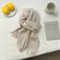 Vista dettagliata della sciarpa invernale con frange effetto cashmere beige, morbida. - 180x31cm / Grigio Latte