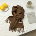 Effen bruine wollen sjaal met franjes ontwerp, perfecte warme herfst winter mode accessoire. - 180x31cm / Mocha
