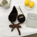 Cómodas orejeras de felpa marrón con bonitos detalles de lazos y textura suave para abrigarse bien. - Talla única / Marrón