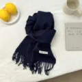 Vista dettagliata della sciarpa in cashmere blu scuro con frange, calda e morbida per l'inverno. - 180x31cm / Blu Navy