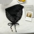 Detalle de pañuelo triangular de ganchillo negro, accesorio de moda muy elegante. - Talla única / Negro