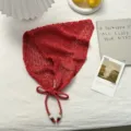 Detalle de pañuelo triangular de punto calado rojo, falda de moda con cuentas. - Talla única / Rojo