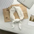 Detailopname van een witte kanten opengewerkte vierkante sjaal op een artistieke achtergrond. - 06#-Beige Esdoornblad