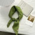 Groene zijden vierkante sjaal voor dames, elegante lichte halsdoek en veelzijdig accessoire. - 67*67cm / Groen