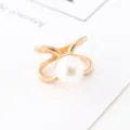 Vue détaillée de la boucle de foulard multi-anneaux en métal doré avec perle classique. - Style Perle Multianneaux 3D (Pearl-13-6)
