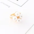 Gros plan détaillé d'une bague de perles dorée vintage et d'un élégant accessoire de boucle foulard. - Style Vintage Cluster à Quatre Perles (Pearl-13-8)