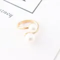 Gros plan détail d'un anneau ouvert doré avec deux perles blanches, élégante boucle d'écharpe. - Style Forme Ouverte Double Perle (Pearl-13-9)