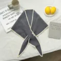 Bufanda triangular tejida con borde blanco contrastante, chal gris elegante en detalle. - 140*39cm / Gris