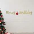 Bannière Merry Birthday pailletée d'or avec décoration de sapin de Noël pour fond de fête. - Noël Lettres Dorées Boules Rouges