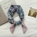 Paisley zijden sjaal voor dames, roze en blauwe halsdoek voor stijlvolle dagelijkse outfits. - 58*58cm / Roze