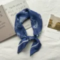 Blauwe paisley print dames sjaal, klassiek ontwerp voor lente en herfst overhemd. - 58*58cm / Donkerblauw