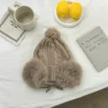 Gemütliche Winter Strickmütze mit flauschigen Ohrenklappen, süßem Bommel und Bindeband. - Einheitsgröße / Kaffee