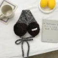 Winter gestrickte Plüsch Ohrenschützer, warme schwarz weiße Ohrwärmer mit Bändern. - Einheitsgröße / Braun