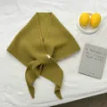 Vista detallada de la bufanda triangular de punto para mujer en color verde oliva. - 140*40cm / Amarillo Mostaza