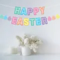 Vue détaillée de la bannière en papier de fête de Pâques, lettres colorées sur fond blanc. - Type standard