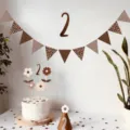 Ensemble de décoration d'anniversaire marron avec guirlande fanions, cake toppers et chapeau. - Rayure à Pois / Marron