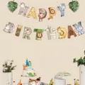 Vue détaillée de la bannière d'anniversaire d'animaux de la jungle et décorations de gâteau. - Par défaut