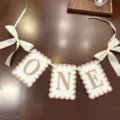 Bannière de fête d'anniversaire enfant ONE avec nœuds blancs et cartes de lettres. - Marron