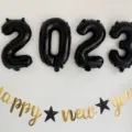 Ensemble de bannière de décoration de fête du Nouvel An 2023 ballons noirs guirlande dorée - happy new year