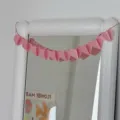 Guirlande de cœurs en papier 3D rose détail, idéale pour fête romantique et déco intérieure. - Rose