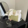 Weiß-grüne Beuteltasche mit Schalriemen, stilvolle PU-Leder Umhängetasche Variante. - Grün