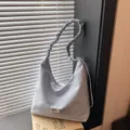 Hellblaue Tragetasche mit Sternenprint, lässige Damen Schultertasche im Frühling. - Blau