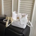 Weisse PU Leder Eimer Tasche fuer Damen modische Umhaengetasche mit Blume Anhaenger chic. - Weiß Mit Anhänger