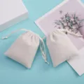 Nahaufnahme des weissen Samt Kordelzug Beutels, ideal fuer Schmuck und Geschenke. - Off-White Langflor-Plüsch Flach-Typ / 5*7cm