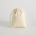 Detaillierte Nahaufnahme des beigen Flanell-Kordelzugsacks zur Schmuckaufbewahrung. - 5*7cm / Hellgelb