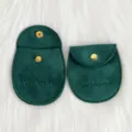 Grüner Samt-Druckknopfbeutel für Schmuck und Geschenke, ovales Design mit goldenen Knöpfen. - Grün